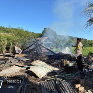 Bhabinkamtibmas Utan Sigap Bantu Korban Kebakaran di Sumbawa