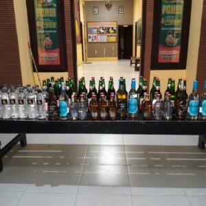 Cegah Peredaran Miras, Polsek Asakota Polres Bima Kota Sita Puluhan Botol Miras Berbagai Jenis