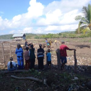 Bhabinkamtibmas Desa Buncu Laksanakan Sambang dan Gotong Royong Pembangunan Arena Pacuan Kuda