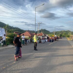Bhabinkamtibmas Desa Kokarlian Berikan Pengamanan Upacara Keagamaan Ngulapin dalam Rangka Pembangunan Sanggah/Merajan