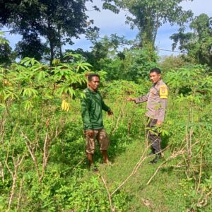 Bhabinkamtibmas Kandai 1 Dukung Pemanfaatan Pekarangan untuk Ketahanan Pangan Menuju Indonesia Emas 2045