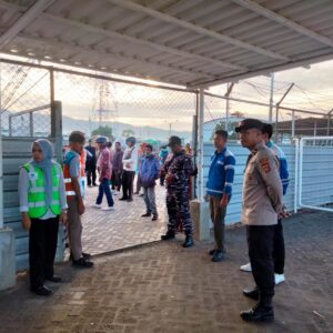 Polsek Kawasan Pelabuhan Laut Bima Laksanakan Pengamanan Embarkasi dan Debarkasi Penumpang KM. AWU