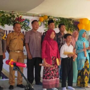 Bhabinkamtibmas Hadiri Pelepasan Siswa SDN Seran, Wujud Kedekatan Polri dengan Dunia Pendidikan