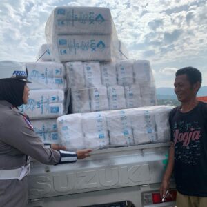 Satlantas Polres Bima Kota Sosialisasikan Bahaya Overload kepada Pengemudi Pick Up