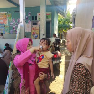 Ketua Bhayangkari Cabang Lombok Utara Serukan Pola Makan Sehat dalam Upaya Tekan Stunting di Desa Sambik Bangkol