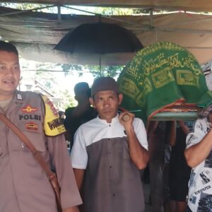 Polri Untuk Masyarakat, Bhabinkamtibmas Polsubsektor Palibelo Hadir Melayat Atas Meninggalnya Salah Satu Warga Binaan