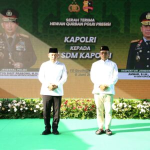 Kapolri Serahkan 9.648 Hewan Kurban Untuk Masyarakat