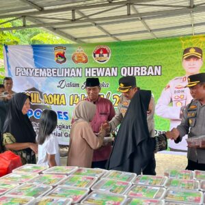 Polres Bima Kota Qurban 15 Ekor Sapi dan 2 Kambing, 1.620 Paket Daging Dibagikan ke Masyarakat