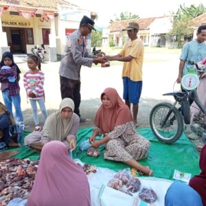 Wujud Kepedulian Polri: Polsek Kilo Salurkan Daging Qurban untuk Puluhan Warga Kurang Mampu