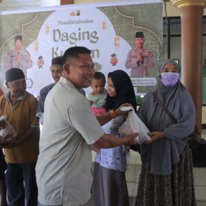 Kapolres Sumbawa Barat Secara Simbolis Bagikan Daging Kurban kepada Masyarakat