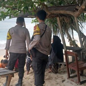Anggota Piket Polsek Taliwang Laksanakan Patroli Wisata di Pantai Kertasari, Wujudkan Kamtibmas yang Kondusif
