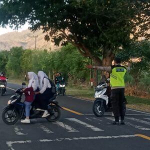 Polsek Poto Tano Gelar Giat Rawan Pagi di SMA Negeri 1 Poto Tano