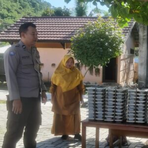 Bhabinkamtibmas Polres Bima Kota Bantu Pendistribusian Makan Bergizi Gratis (MBG) di Kecamatan Asakota