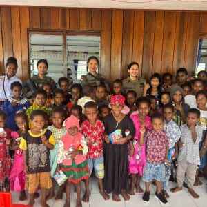 Srikandi Polri Ops Damai Cartenz-2025 Tebar Damai Lewat Ibadah Bersama Anak-anak di Gereja GPDI Yericho Nogolait Kandego, Nduga