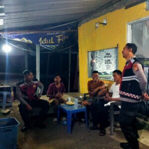 Anggota Piket Jaga Polsek Sekongkang Melakukan Patroli Dialogis