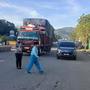 Personel Polsek Rasanae Barat Laksanakan Rawan Pagi, Lancarkan Arus Lalu Lintas dan Jaga Keamanan Pengguna Jalan
