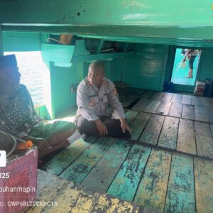 Patroli KRYD Polsek Alas Barat Jalin Silahturahmi dengan Nelayan, Imbau Jaga Keselamatan dan Kelestarian Laut