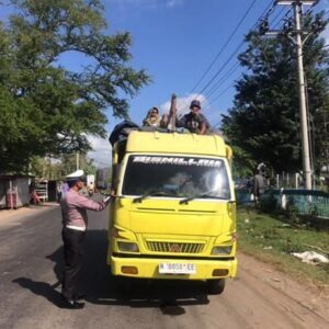 Satlantas Polres Dompu Bergerak: Edukasi Bahaya ODOL, Awasi Kendaraan Tak Sesuai Aturan