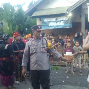 Bhabinkamtibmas Rhee Kawal Acara Khitanan, Edukasi Warga Jaga Keamanan Lingkungan