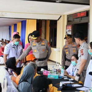 Sambut Hari Bhayangkara ke-79, Kapolda Kalteng Pimpin Bakti Kesehatan dan Serahkan Bansos untuk Petani di Gunung Mas