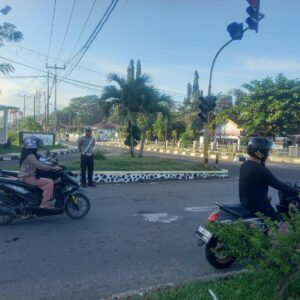 Sat Lantas Polres Bima Kota Laksanakan Rawan Pagi, Bantu Penyeberangan Anak Sekolah dan Pejalan Kaki