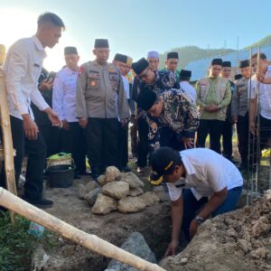 Kapolres Sumbawa Barat Hadiri Peletakan Batu Pertama Ruang Kelas Baru PPTQ Sullamuddiyanah NW Taliwang