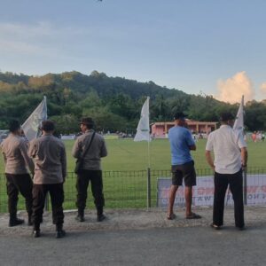 Kapolsek Seteluk Pimpin Pengamanan Liga ASKAB PSSI Sumbawa Barat, Ratusan Penonton Padati Lapangan
