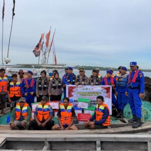 Dalam Rangka Hari Bhayangkara, Polres Dumai Layani Kesehatan Masyarakat di Atas Kapal