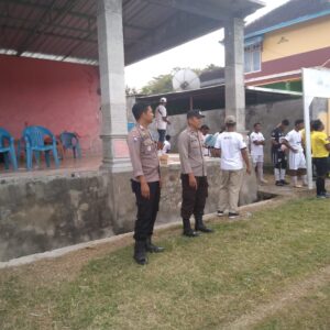 Polsubsektor Brang Ene Lakukan Pengamanan Pertandingan Sepak Bola di Desa Mura, Sekaligus Ajak Warga Jaga Kamtibmas