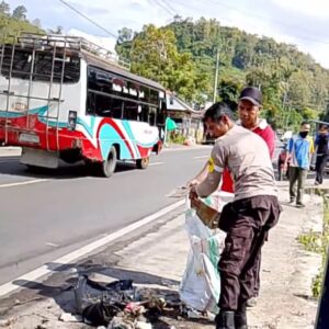 Jumat Bersih di Desa Kareke, Sinergi Polri dan Pemdes Bangun Lingkungan Sehat