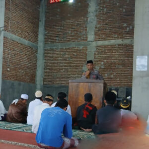 Kapolsek Pekat sampaikan pesan kamtibmas dalam giat Jum’at keliling di Masjid Al Imran