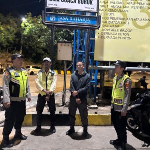 Patroli Dialogis di Pelabuhan Poto Tano, Polsek Kawasan Pelabuhan Laut Tano Ajak Pengguna Jasa Waspada Cuaca dan Keamanan Pribadi