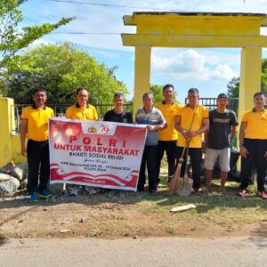 Dekat Dengan Masyarakat, Menyambut HUT Ke-79 Bhayangkara, Polsek Belo Gotong Royong Bersihkan TPU