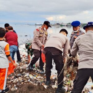 Sambut Hari Bhayangkara ke-79, Polsek Kawasan dan Sat Polairud Gelar Bakti Sosial Pembersihan Teluk Bima