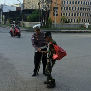 Sat Lantas Polres Bima Kota Laksanakan Rawan Pagi, Bantu Penyeberangan Pejalan Kaki dan Anak Sekolah