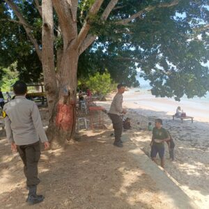 Polsek Taliwang Giatkan Patroli di Objek Wisata Pasir Putih Telaga Bertong
