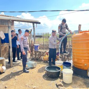 Menjelang Hari Bhayangkara ke-79, Polres Bima Kota Salurkan Bantuan Air Bersih untuk Warga Kelurahan Paruga