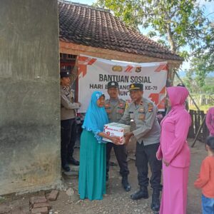 HUT Bhayangkara ke-79, Polsek Pajo Serahkan Bantuan ke Warakawuri
