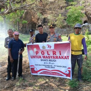 Peringati HUT Ke-79 Bhayangkara, Polsubsektor Palibelo Gelar Gotong Royong Bersihkan TPU Bersama Warga
