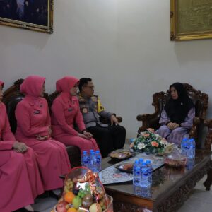 Kapolda Lampung Anjangsana ke Keluarga Briptu Anumerta Ghalib Surya Ganta dalam Rangka Hari Bhayangkara ke-79