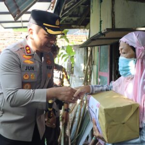 Kapolres Sumbawa Salurkan Bansos, Ajak Bhabinkamtibmas Konvoi dan Sambangi Warga