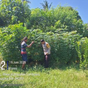 Bhabinkamtibmas Desa Luk Dorong Warga Manfaatkan Lahan untuk Ketahanan Pangan