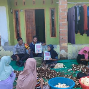 Polsek Rasanae Timur Gelar Jumat Curhat, Sekaligus Sosialisasikan Bahaya TPPO kepada Warga