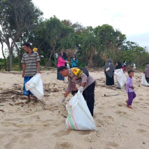 Peduli Alam, Bhabinkamtibmas Desa Tatar bersama Tiga Pilar dan Warga Kompak Bersihkan Pantai Teluk Barunut