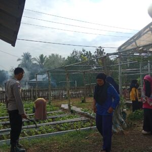 Bhabinkamtibmas Desa Goa Dampingi Warga Wujudkan Ketahanan Pangan Lewat Pekarangan Bergizi