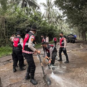 Polri untuk Masyarakat, Gerak Cepat Polda NTT Bersihkan Lokasi Terdampak Erupsi Gunung Lewotobi Laki