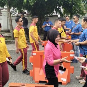Ribuan Masyarakat dan Ratusan Hadiah Semarakkan Jalan Sehat dan Sepeda Santai Hari Bhayangkara ke -79 di Polda Kalteng