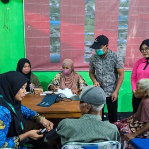 Sasar Lansia Ketua Bhayangkari Cabang Lombok Utara Gelar Bakti Kesehatan dan Bansos di Anyar