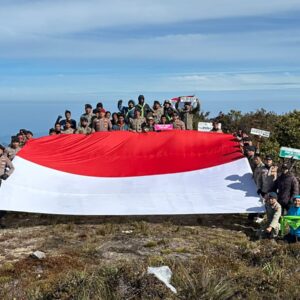 Tim Ekspedisi Hari Brhayangkara Bentangkan Bendera Merah Putih di Puncak Gunung Leuse