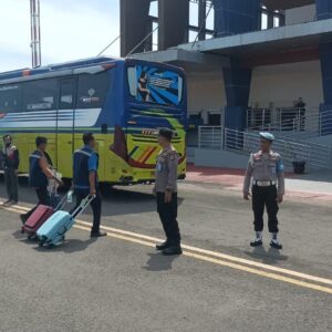 Polsek KP3 Polres Bima, Pastikan Kedatangan Jamaah Haji Kloter 8 Asal Kobi Berjalan Dengan Aman dan Lancar
